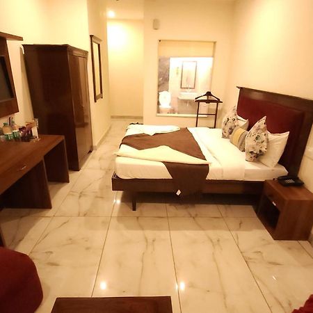 Hotel Vrs Inns Chandīgarh Екстериор снимка