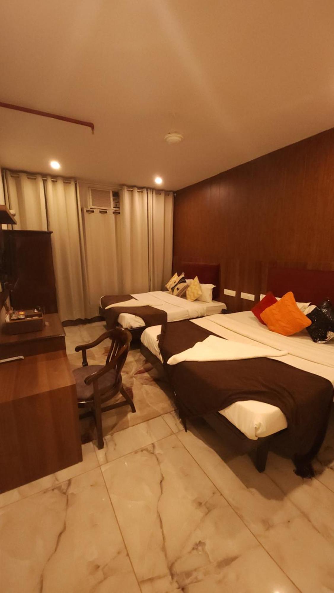 Hotel Vrs Inns Chandīgarh Екстериор снимка