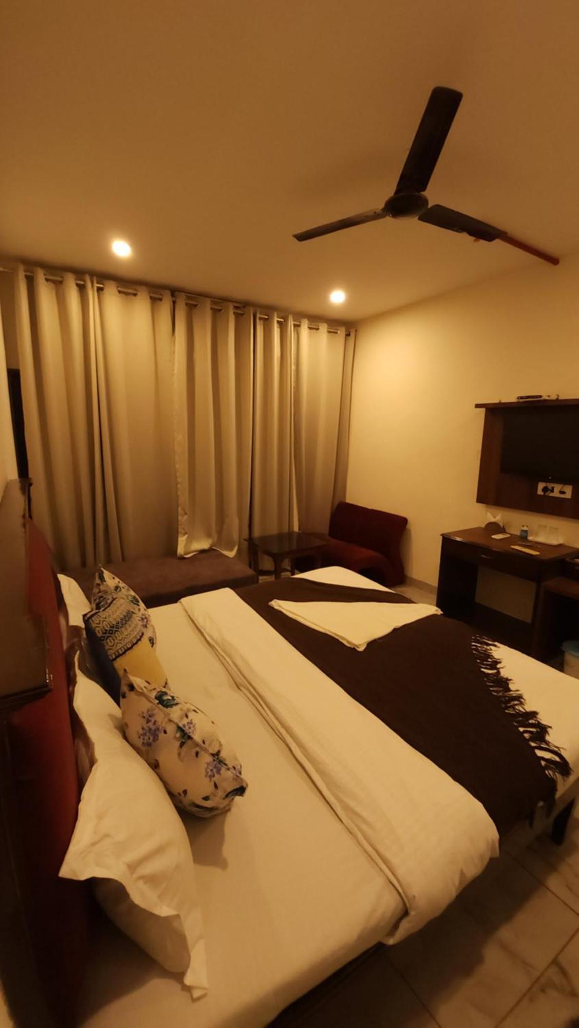 Hotel Vrs Inns Chandīgarh Екстериор снимка