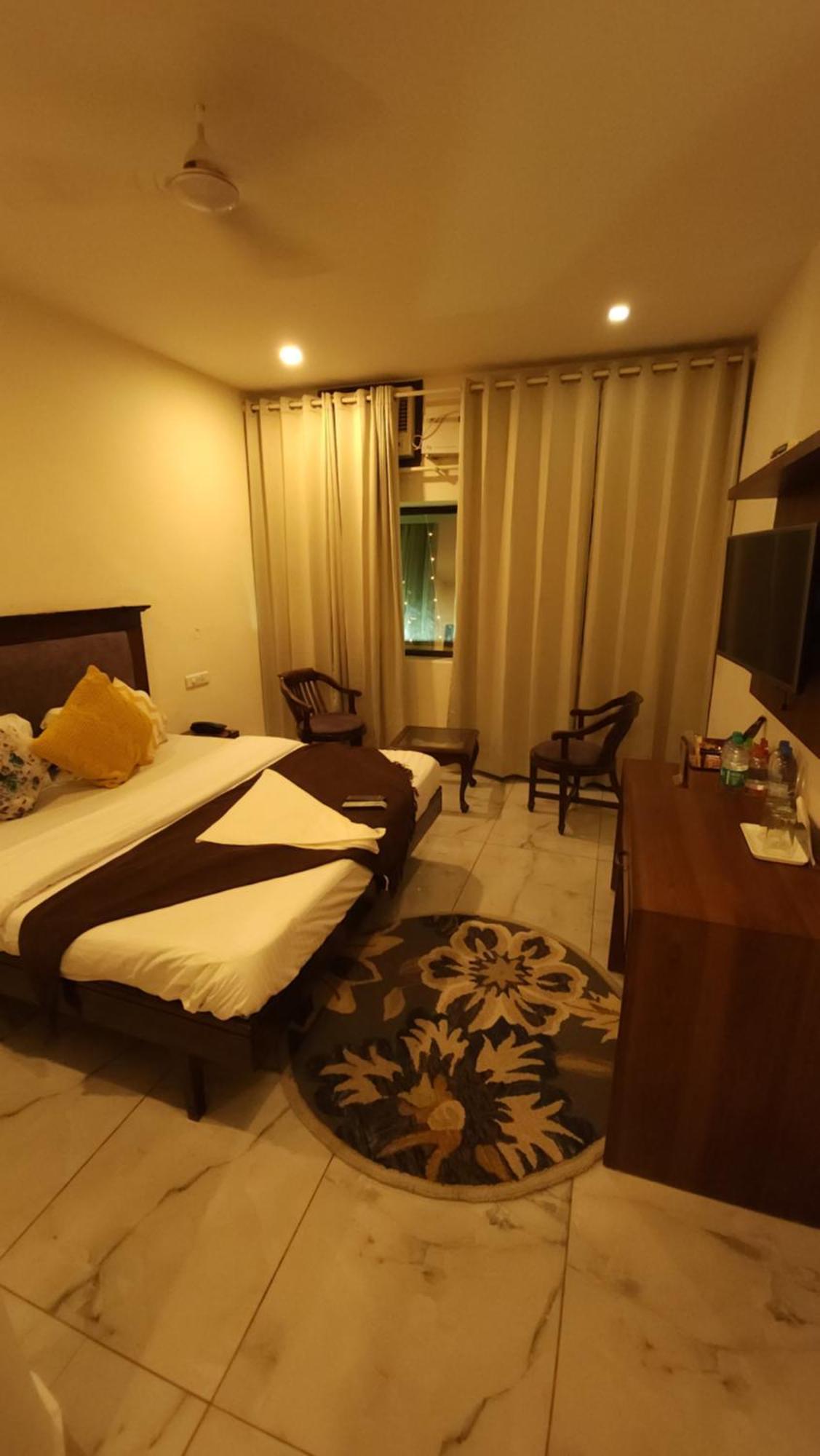Hotel Vrs Inns Chandīgarh Екстериор снимка