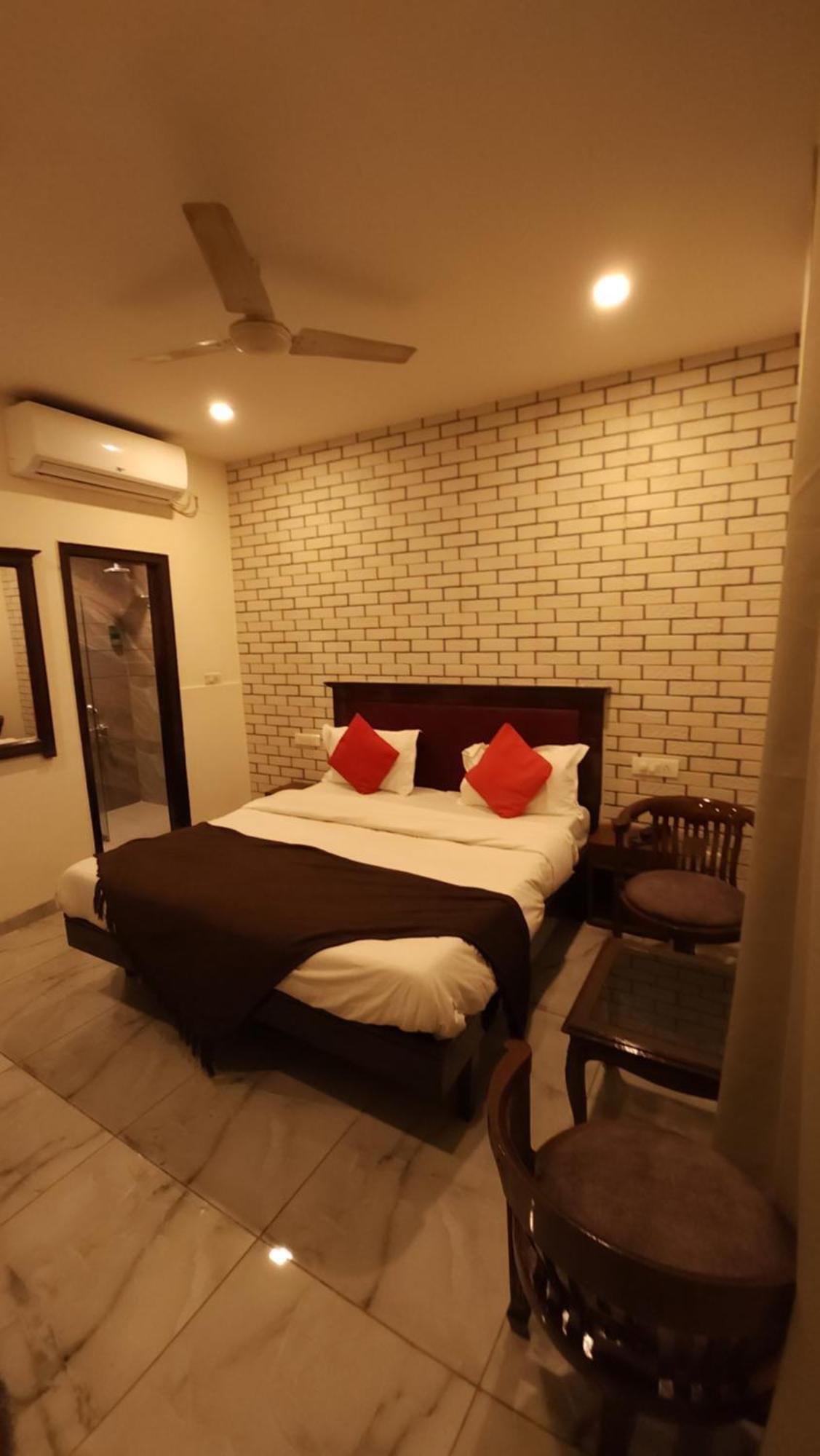 Hotel Vrs Inns Chandīgarh Екстериор снимка