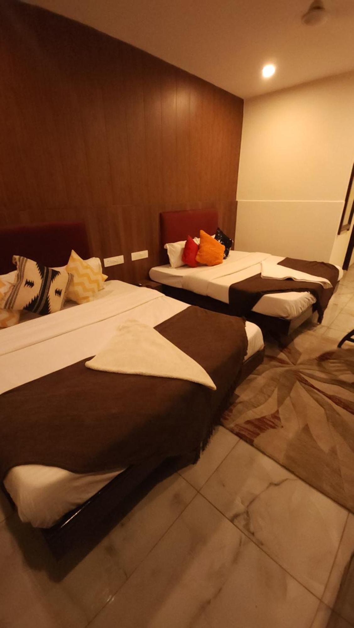 Hotel Vrs Inns Chandīgarh Екстериор снимка