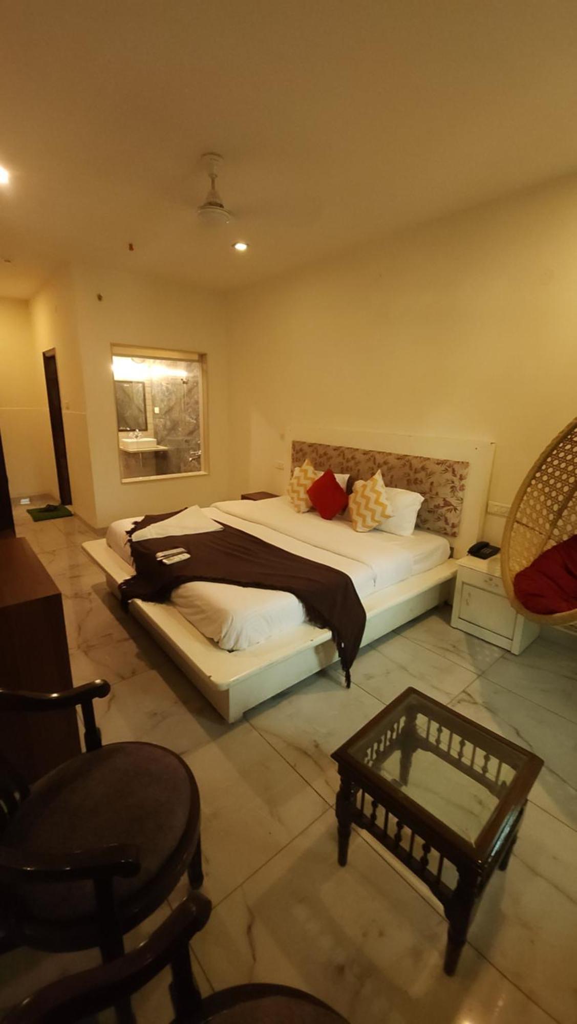 Hotel Vrs Inns Chandīgarh Екстериор снимка